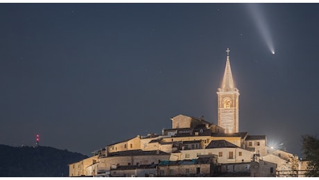 La cometa sfila sopra le Marche e il fotografo Andrea Curzi la immortala. Ecco la straordinaria immagine