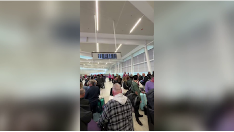 Caos all'aeroporto di Adelaide per il crash informatico: in centinaia in attesa di potersi imbarcare