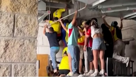 Miami, tifosi senza biglietto entrano allo stadio per la finale di Copa America arrampicandosi nel condotto di ventilazione