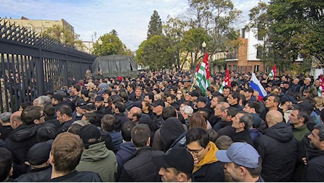 Georgia, manifestanti entrano nel parlamento dell'Abkhazia