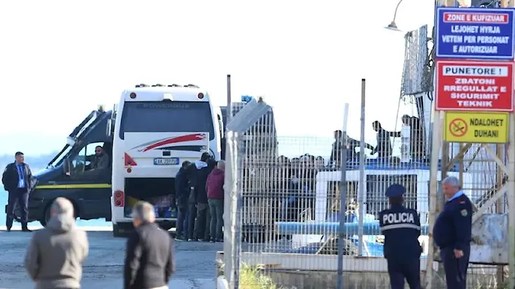 I 40 migranti in Albania, tra polsi legati e polizia in assetto antisommossa - Domani I 40 migranti in Albania, tra polsi legati e polizia in assetto antisommossa - Domani
