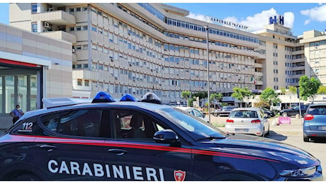 Aggredisce i carabinieri in ospedale dopo le tensioni in casa: arrestato