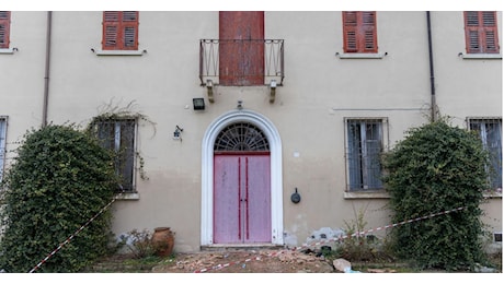 Incidente durante una gita scolastica, cede il balcone di una casa storica: feriti un insegnante e una guida turistica