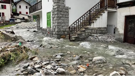 Maltempo in Piemonte, esonda il rio Tambach: l'acqua tra le case a Macugnaga, le immagini dal drone
