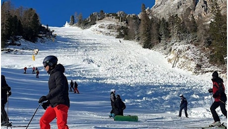 Due sciatori vogliono recuperare una racchetta e causano una valanga sulla pista Labirinti: denunciati