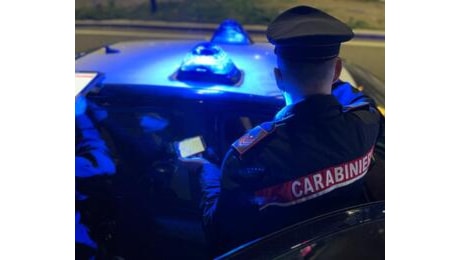 Dramma a Carignano: aggredisce a colpi di martello la moglie e poi si getta dal terzo piano