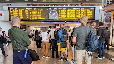 Treni cancellati, l'Italia in tilt «per un chiodo in un cavo». Sospeso il contratto con la ditta che lavorava sulla linea». Rfi: «Oggi circolazione regolare»