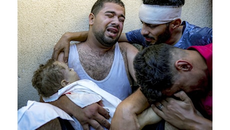 Gaza, attacchi israeliani uccidono 57 palestinesi. In 9 mesi di guerra morti 500 medici e infermieri