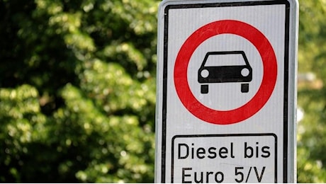 Auto diesel, 8 milioni di auto a rischio: braccio di ferro tra Germania e Ue sui limiti alle emissioni