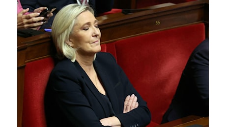 Francia, la crisi fa bene a Le Pen: sale nei sondaggi. Oggi il nome del nuovo premier