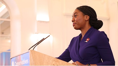 Kemi Badenoch è la nuova leader dei Tory: chi è la 44enne anti-woke e anti-gender che punta a diventare premier britannica