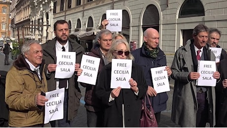 Cecilia Sala, sit in dei giornalisti a Roma: Rispetto del silenzio stampa, vogliamo la sua libertà