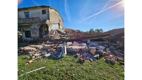 Fiumicino, crolla palazzina: donna estratta viva dalle macerie – Foto