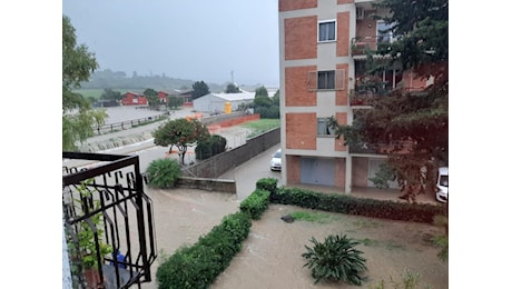 Cronaca meteo diretta - Civitavecchia (Roma). Nubifragio in mattinata, strade allagate e traffico in tilt - Video