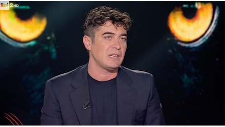 Riccardo Scamarcio a Belve: “Il tradimento tra Sarcina e Clizia? Mi fa orrore, pensavo lui fosse un amico”