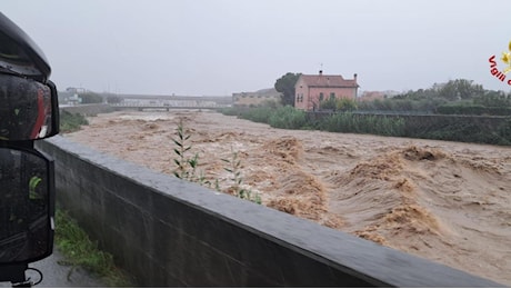 Maltempo, allerta arancione in Liguria: frane, fiumi esondati. Stop ai treni e scuole chiuse. Allarme in tutto il Nord