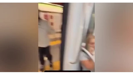 Metro A di Roma, ragazzo entra con sci, casco, tuta e guanti, i social si scatenano: Si prepara a Milano-Cortina - VIDEO