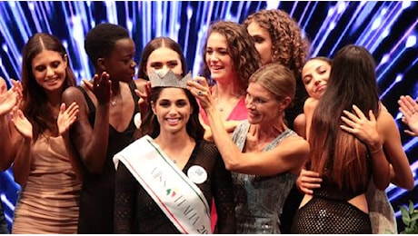 Miss Italia, la toscana Ofelia Passaponti incoronata da Martina Colombari: «Un sogno che si realizza»