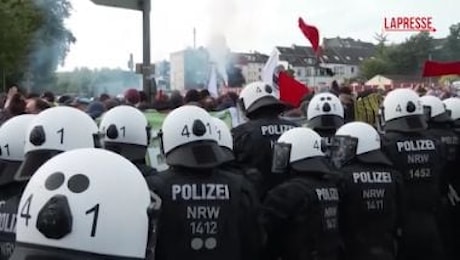 Germania, protesta contro il partito di estrema destra Afd: tensione tra manifestanti e polizia