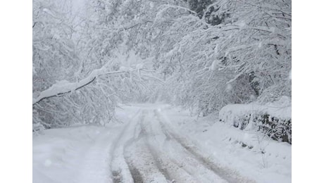 Maltempo flagella l'Abruzzo. Statali chiuse per bufere neve. Carabinieri soccorrono 93enne senza più ossigeno