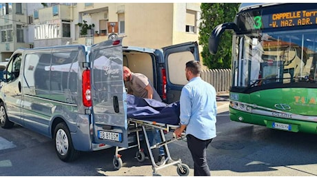 L'autobus frena alla rotonda: morto passeggero dopo aver battuto la testa contro gli estintori. Ferita una donna