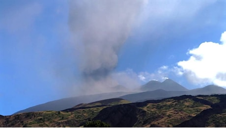 Etna: un'alta nube di fumo si alza dal cratere, tra esplosioni e cenere