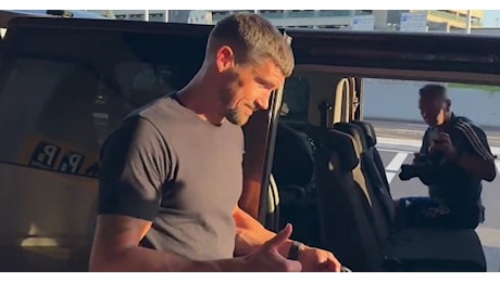 Ryan è atterrato a Fiumicino. Il portiere: “Forza Roma”. Sarà l’australiano il vice Svilar (VIDEO)