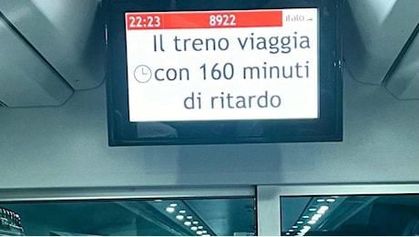 Ferrovie Alta velocità, treni bloccati in galleria tra Firenze e Bologna: i convogli tornano indietro, passeggeri infuriati