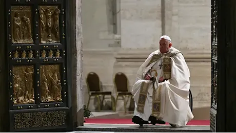 Papa Francesco apre la Porta Santa, comincia il Giubileo. «C’è speranza per ognuno di noi»