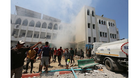 Bombe su una scuola a Gaza, almeno 30 uccisi. È successo 200 volte