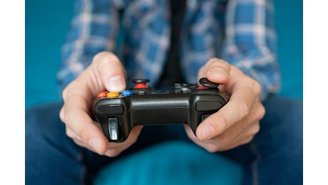 Bestemmia e urla mentre gioca alla Play Station di notte: vicina accoltella la madre a Torino