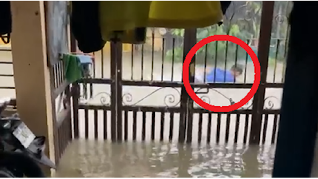 Alluvione nelle Filippine: nella strada allagata c’è un uomo che nuota a stile farfalla