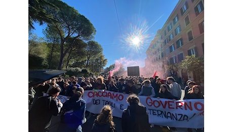 Roma, cortei e tensioni: studenti e docenti in piazza contro governo, scuola del merito e ddl sicurezza