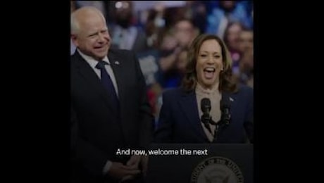 Kamala Harris presenta il suo vice Tim Walz a Philadelphia sul palco del primo comizio insieme