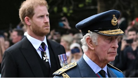 La famiglia reale si allontana da Harry: «Non ci fidiamo più di lui»