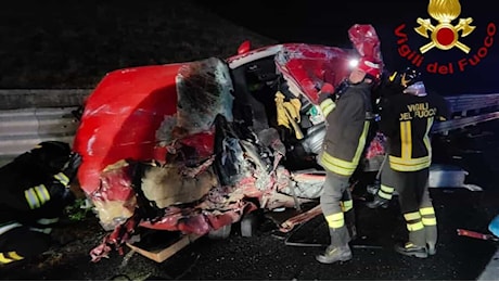 Si ferma per un guasto e viene ucciso da un tir: la sua auto trascinata per cento metri