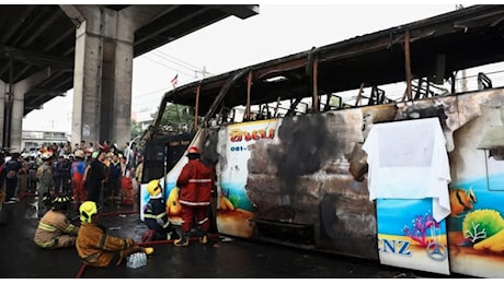 Bus si schianta e prende fuoco: morti almeno 22 studenti in Thailandia