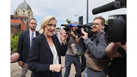 Elezioni Francia, Le Pen attacca Macron: Vuole golpe amministrativo