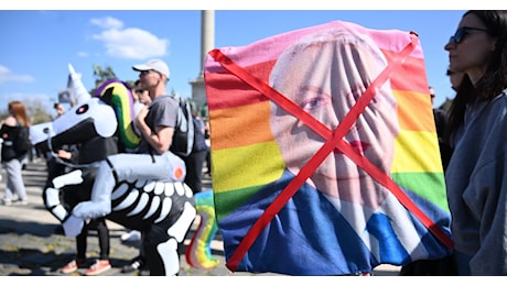 L’Ungheria ha inserito il binarismo di genere e il divieto al Pride in Costituzione
