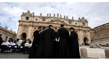 Il Papa celebra la messa, oggi proclama 14 nuovi santi