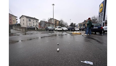 Bergamo, accoltellata nel parcheggio di un supermarket: è grave