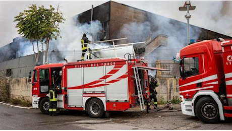 Roma, incendio in un capannone occupato da alcune famiglie. Evacuate una cinquantina di persone