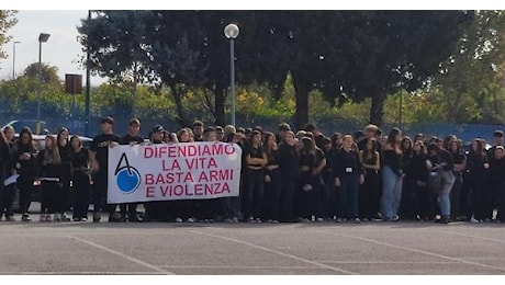 Santo Romano, flash mob a scuola: basta armi e violenza