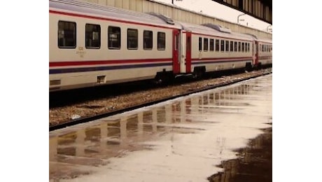 Binari allagati a Cesenatico. Treni sospesi sulla Rimini - Ravenna