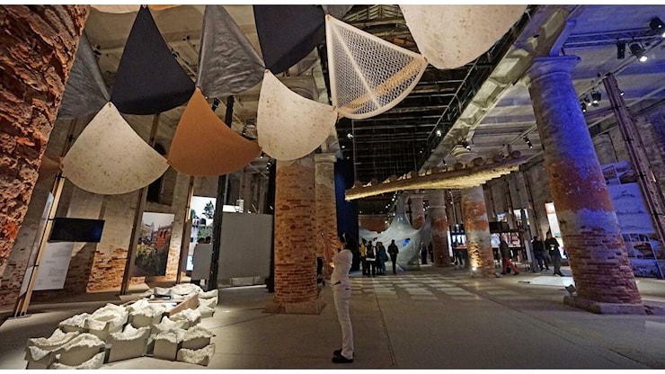 Biennale Architettura, un viaggio intorno al mondo che parte da Venezia (e comincia sabato) tra capanni fatti col banano e robot che parlano dialetto - Il Gazzettino Biennale Architettura, un viaggio intorno al mondo che parte da Venezia (e comincia sabato) tra capanni fatti col banano e robot che parlano dialetto - Il Gazzettino