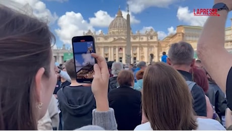 VIDEO Il Conclave ai tempi dei social: a San Pietro tutti con gli smartphone per riprendere la fumata