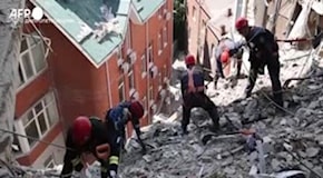 Ucraina, raid russo con missili balistici su un palazzo a Dnipro: danni e macerie