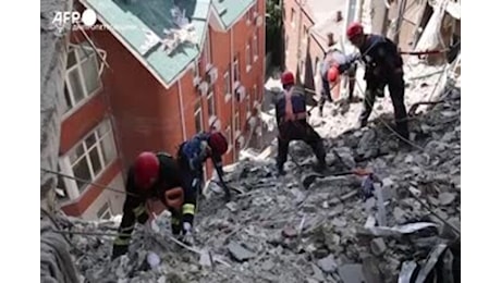 Ucraina, raid russo con missili balistici su un palazzo a Dnipro: danni e macerie