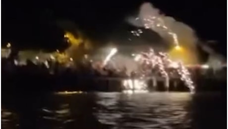 Fuochi d'artificio a Malamocco cadono sugli spettatori, paura vicino a Venezia: il video e le grida