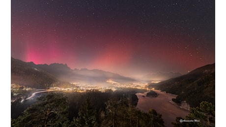 Quando il cielo delle Dolomiti si tinge doppiamente di rosso: lo scatto con aurora e archi Sar sopra le Marmarole è la foto del giorno per la Nasa ~ Dolomiti Review